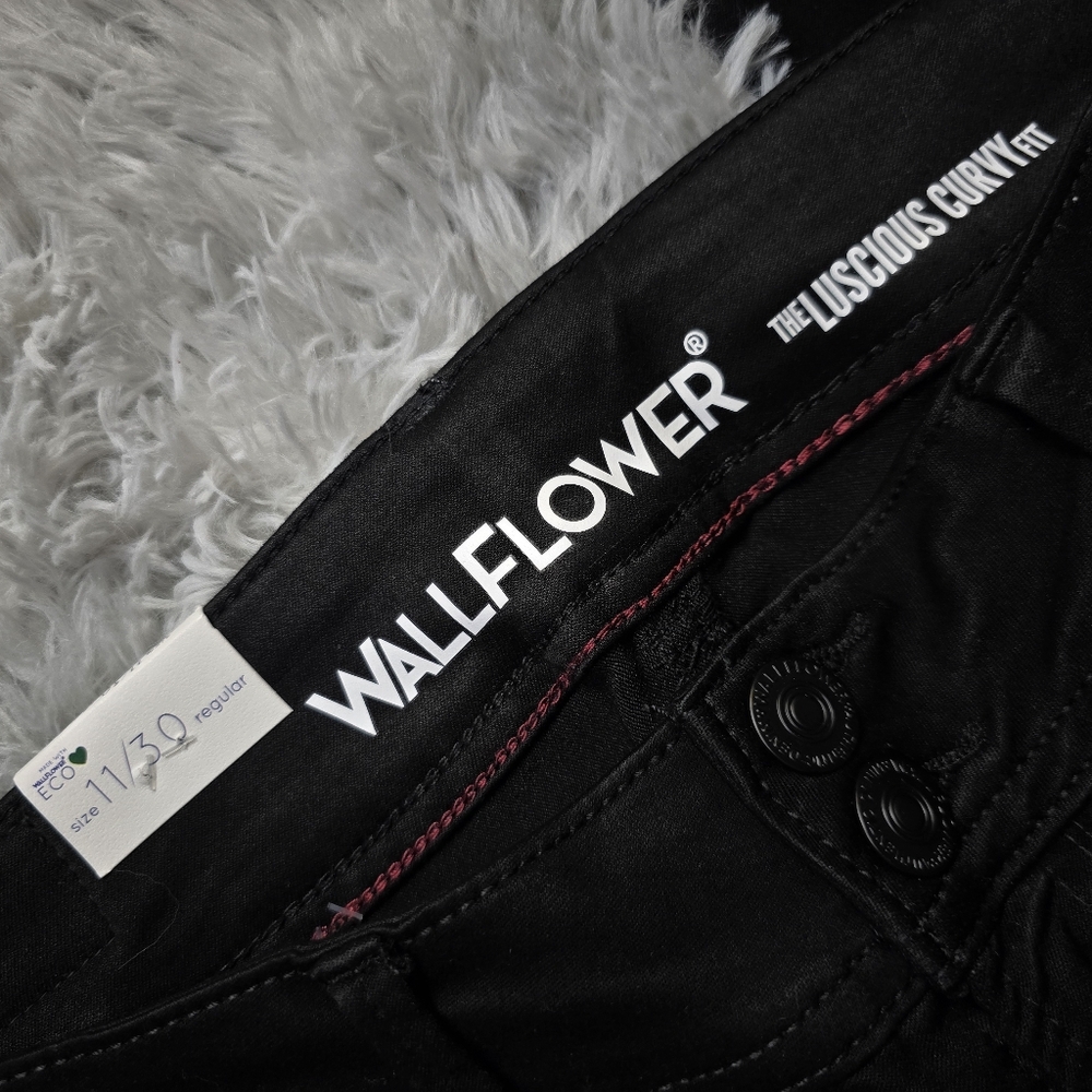Wallflower Women's Luscious Curvy Fit Bootcut Jeans 11/30 - Picture 3 of 5